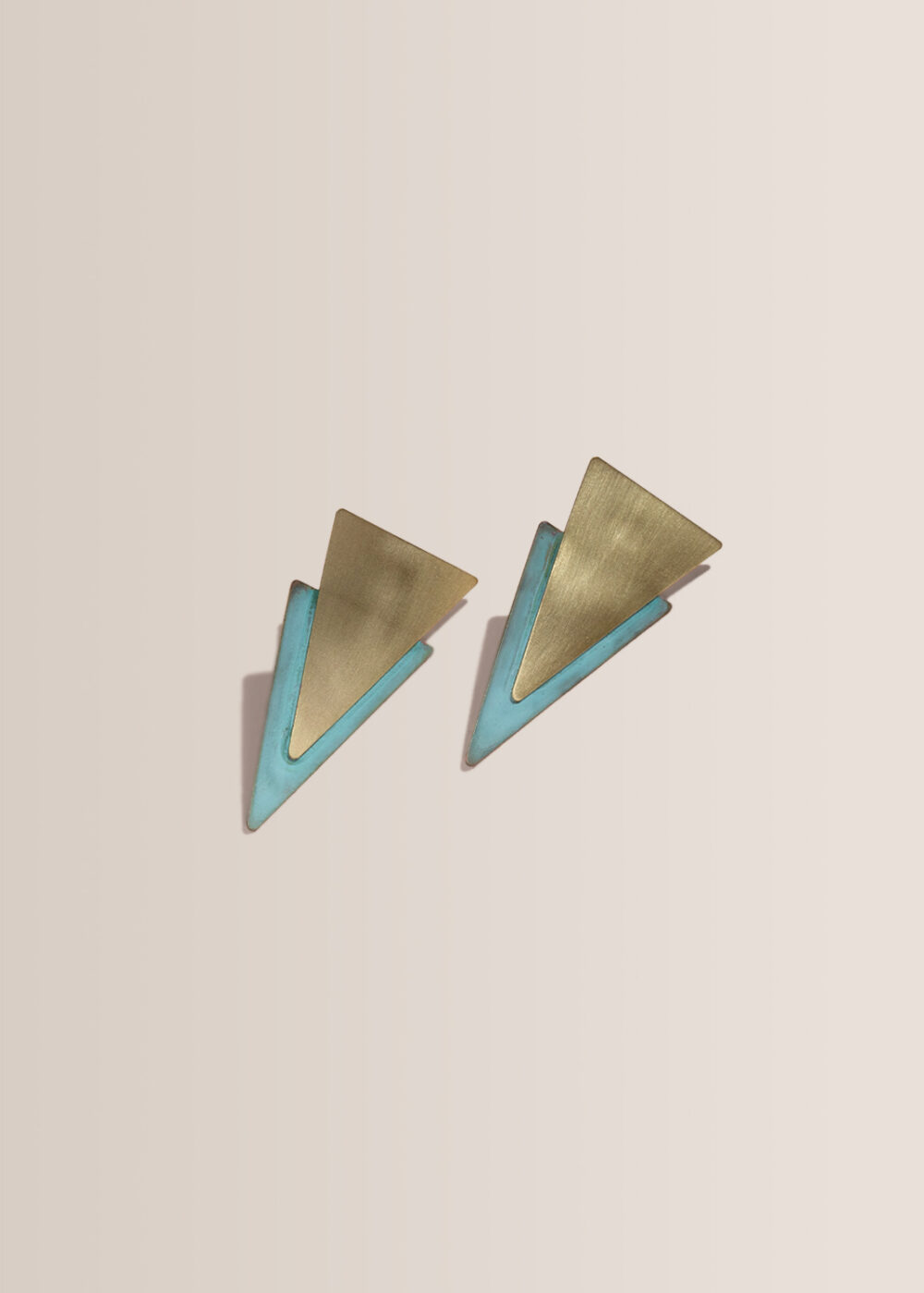 Ilektra-Ohrringe-Dreieck-oxidiert-gold