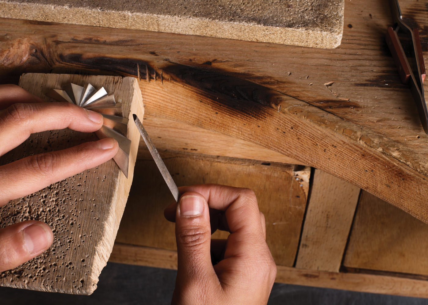 Goldschmiedin Fey in der Werkstatt