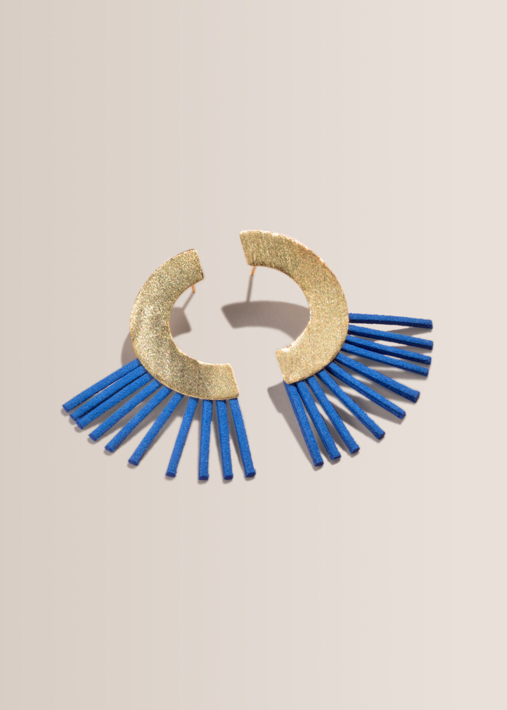 Carrie-Ohrrige-gold-blau-leder