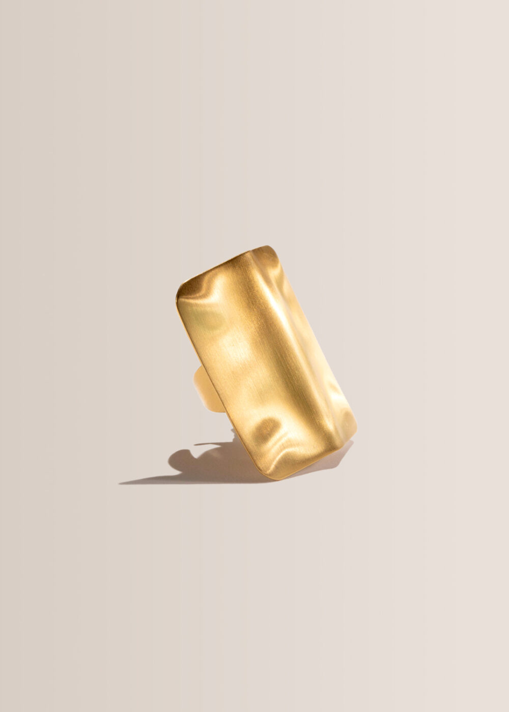 Katerina-Rechteck-Ring-gold-seitlich