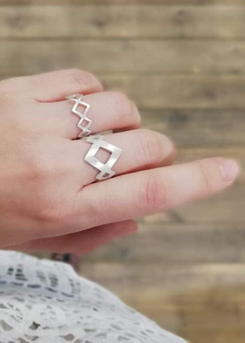 Ring-Nia-M-silber-geometrisch-Model
