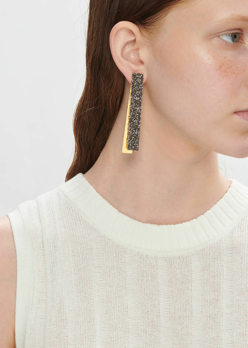 Helena-Ohrringe-gold-glitzer-Model