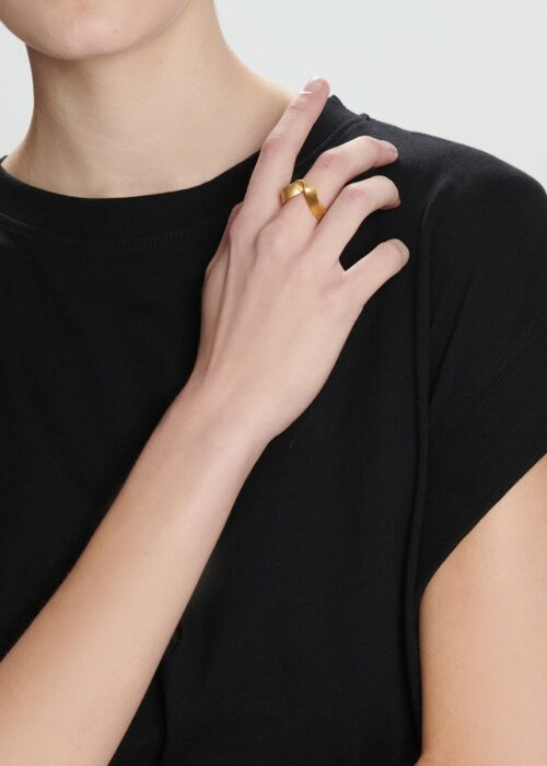 Clara-Ring-gold-matt-elegant-model